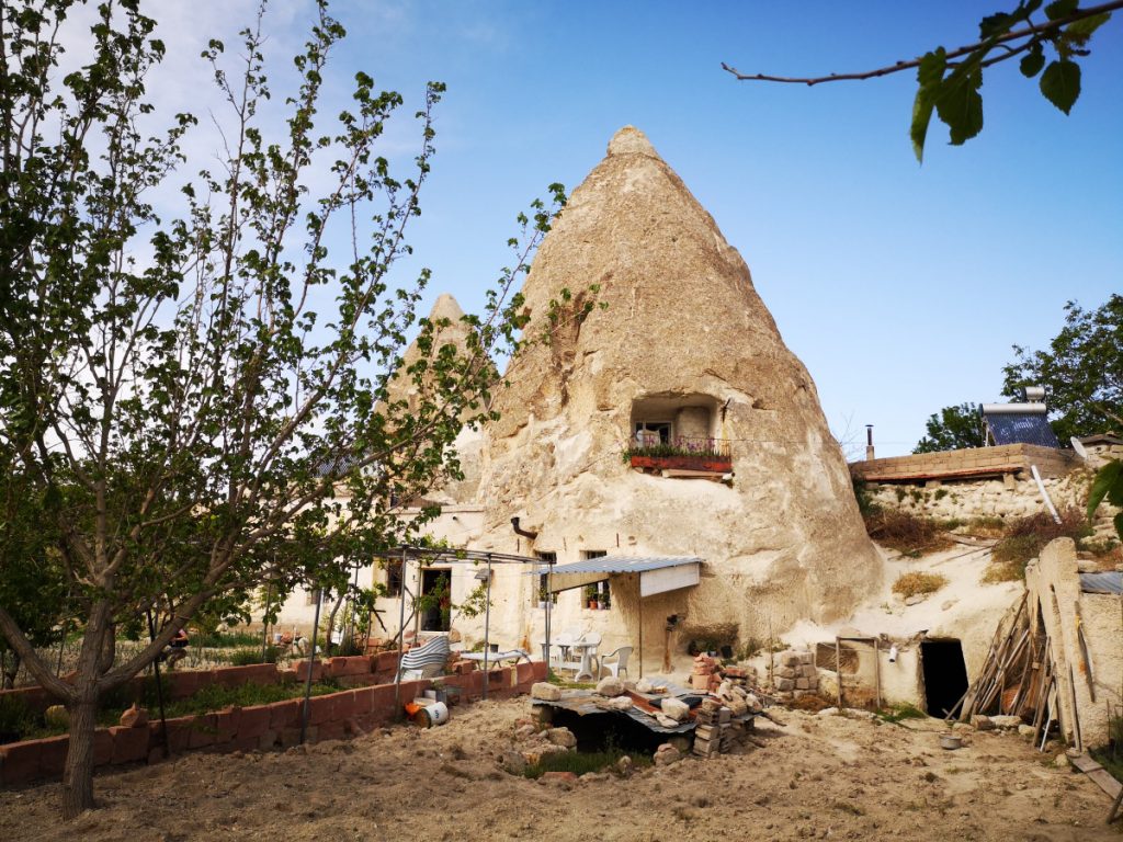 Grotwoning aan de grote weg binnenkomst Göreme