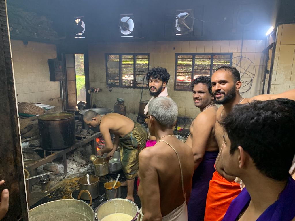 De mannen die ons bedienden - Tempel in India