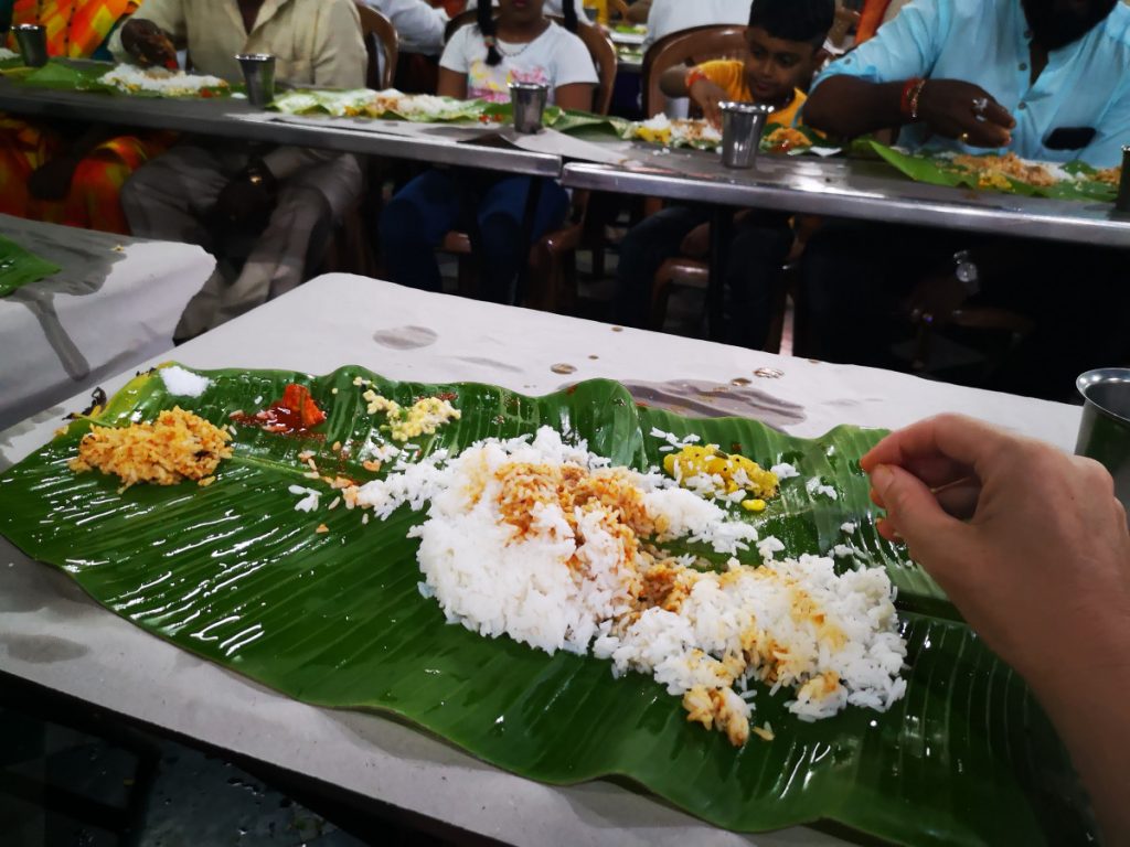 Smullen in een tempel - India