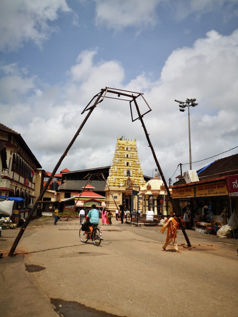 Bij een tempel naar binnen gaan om te eten? Alles kan in India