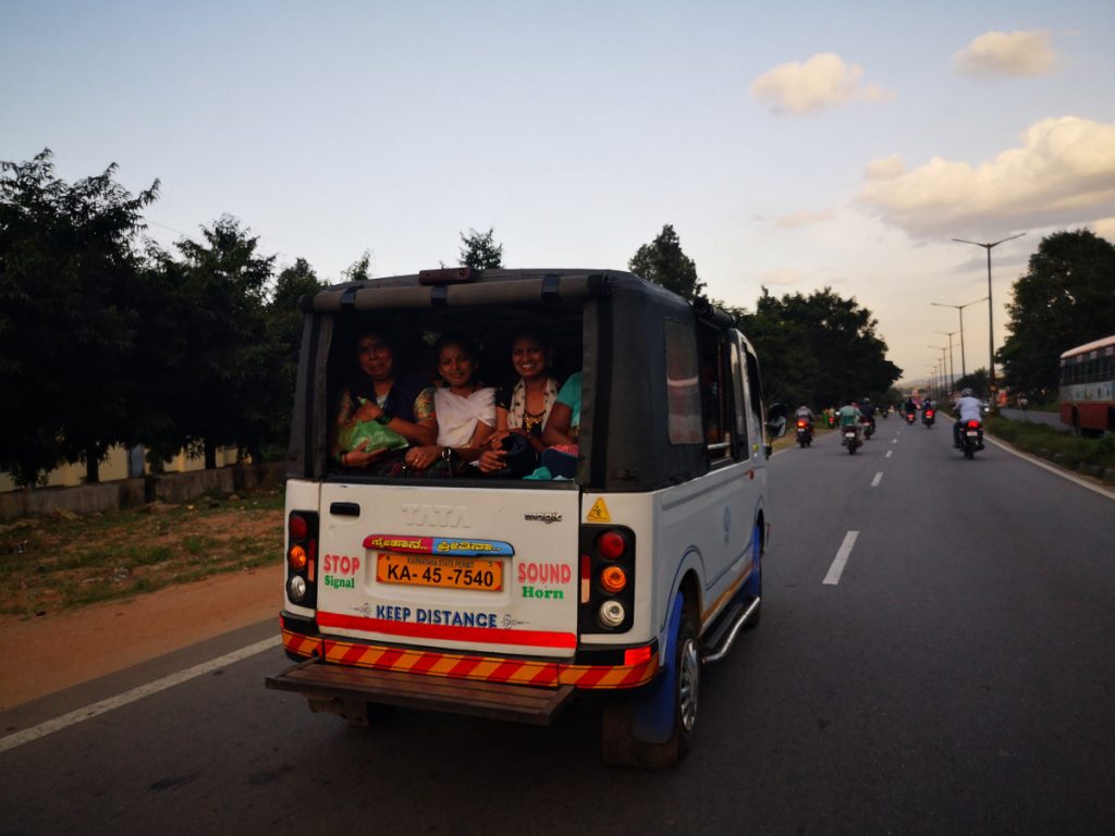 Zwaaiende voorbijgangers in India