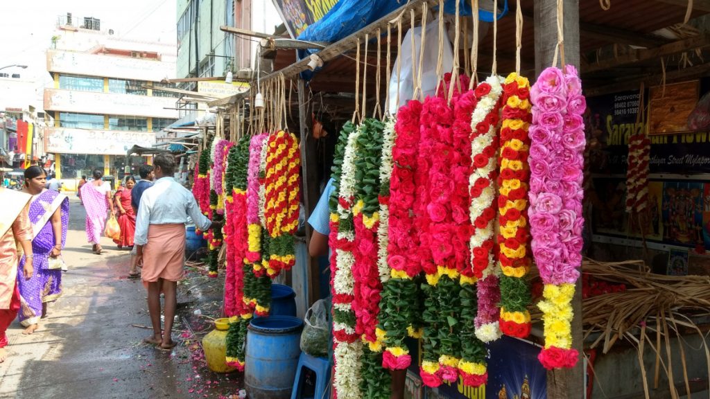 India, het land waar de mannen rokken dragen en de vrouwen hun blote buik laten zien