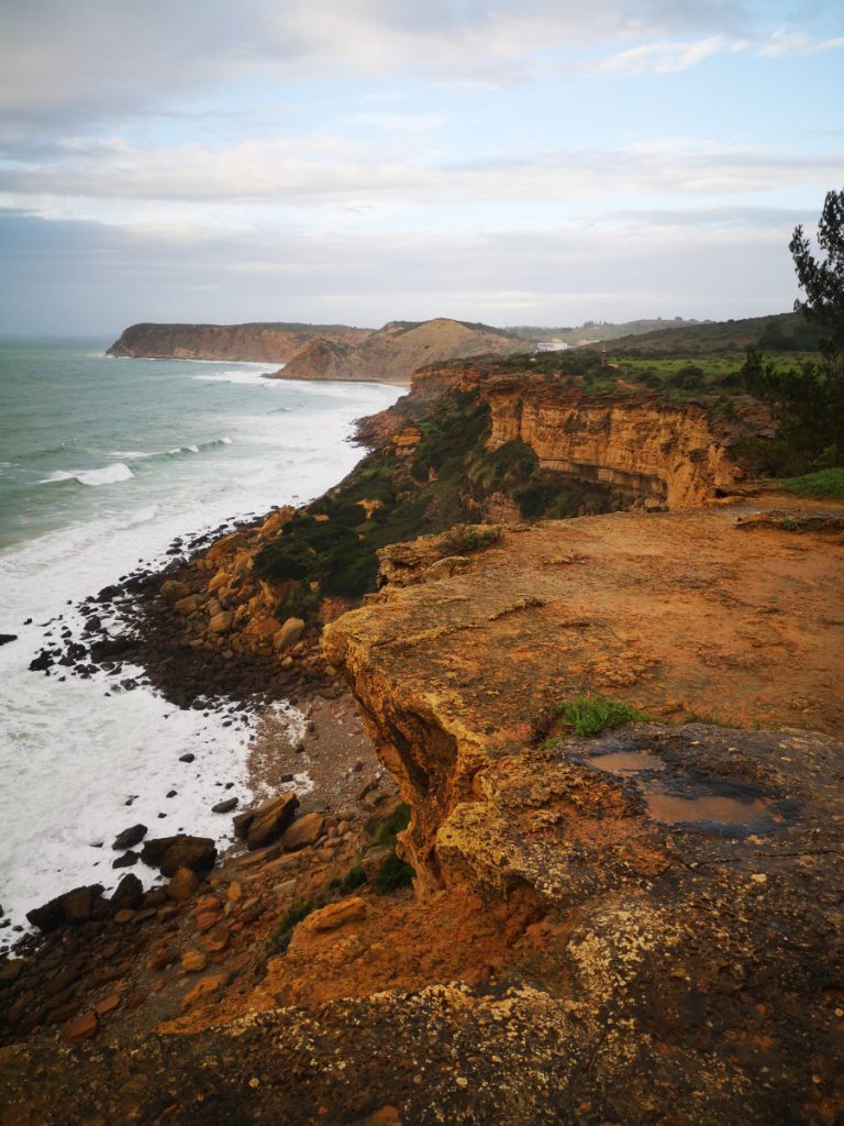 Terugblik naar Burgau vanaf de Fishermen's Trail - Wandelen langs de kust n Portugal