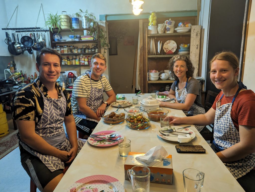 Na 2 uur zelf koken in Melaka zaten we tevreden aan tafel