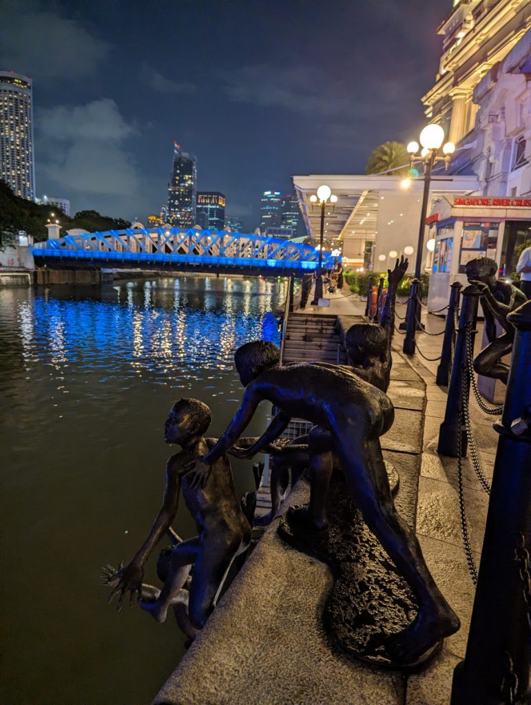 Beelden langs de Singapore rivier - Wandelen in Singapore