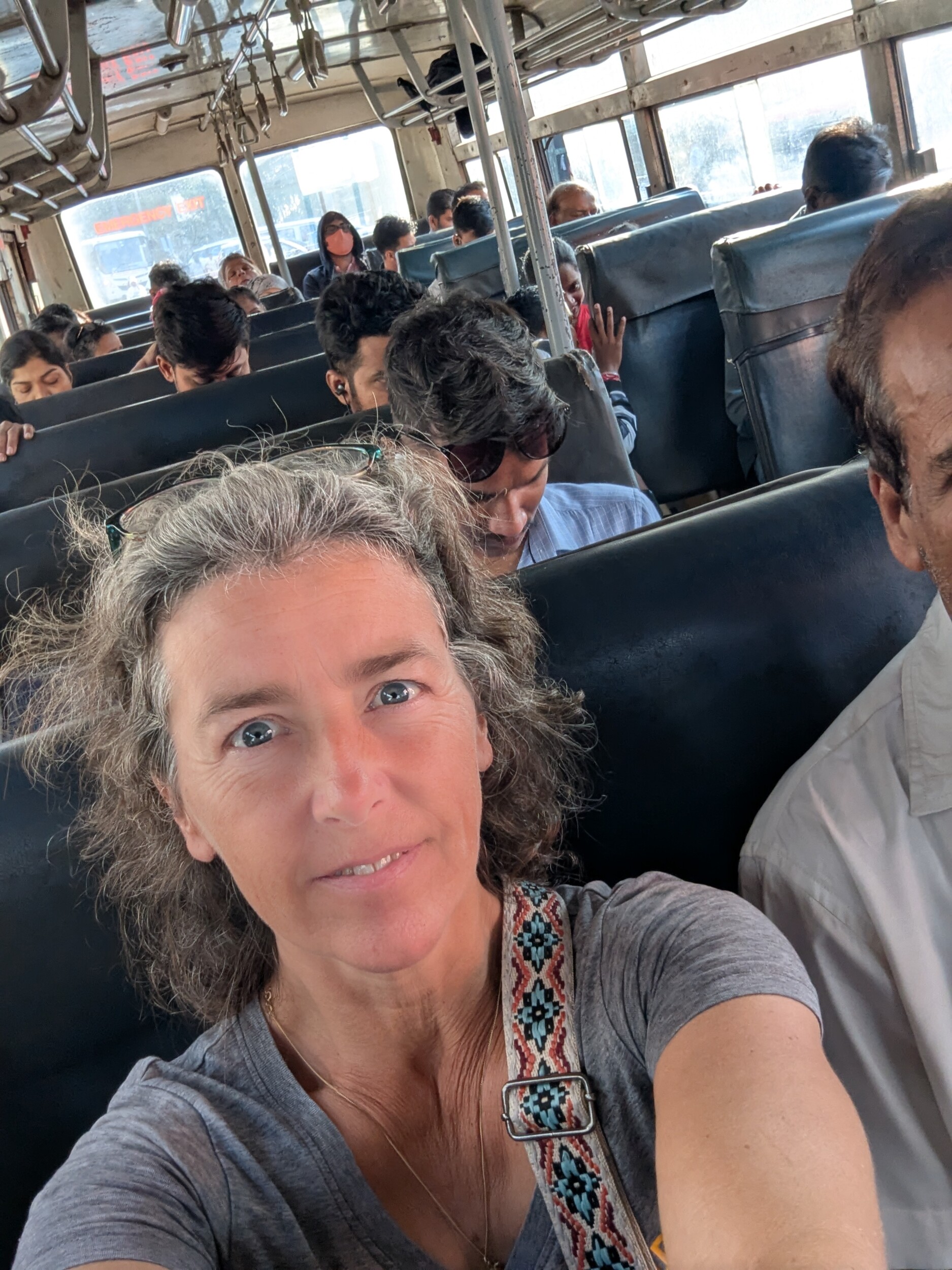 In een lokale bus in Goa, India