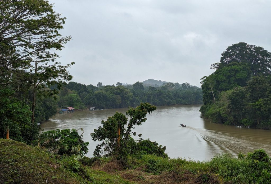 Zicht op de rivier vanaf Kuala Tembeling Jetty - Oudste regenwoud ter wereld Taman Negara