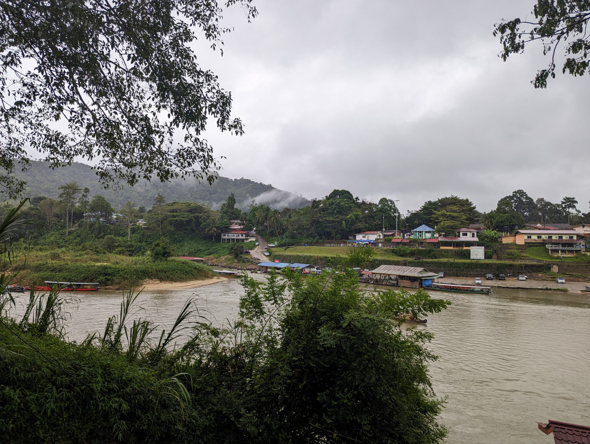 Zicht op Kuala Tahan vanaf de Taman Negara - Mutiara Resort