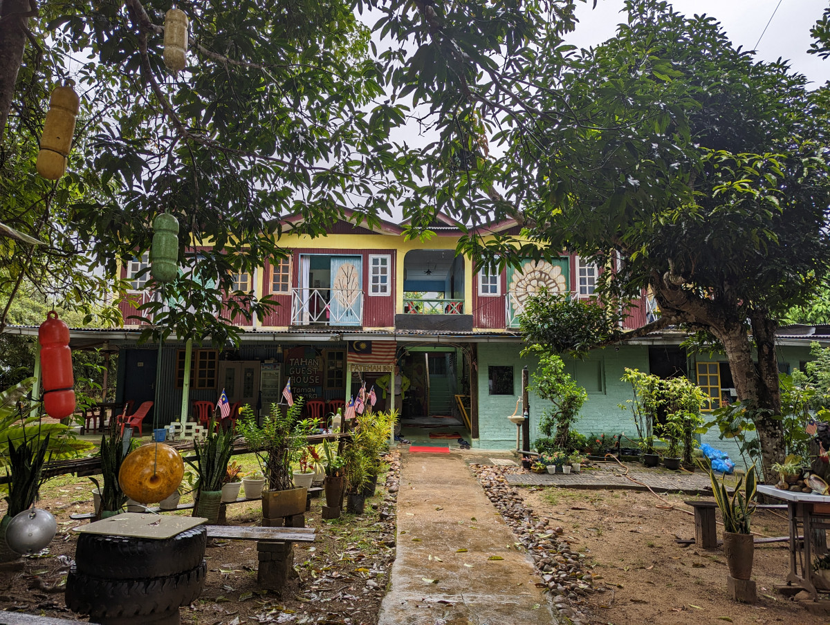 Tahan Guesthouse ziet er wel heel kleurig uit - Oudste regenwoud ter wereld Taman Negara