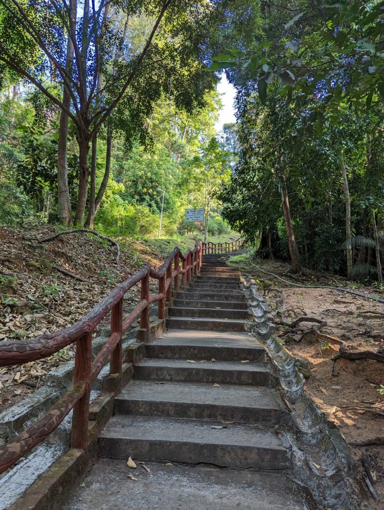 De trap naar de Seven Wells Waterfall - Langkawi - Hiken op Machinchang Trail