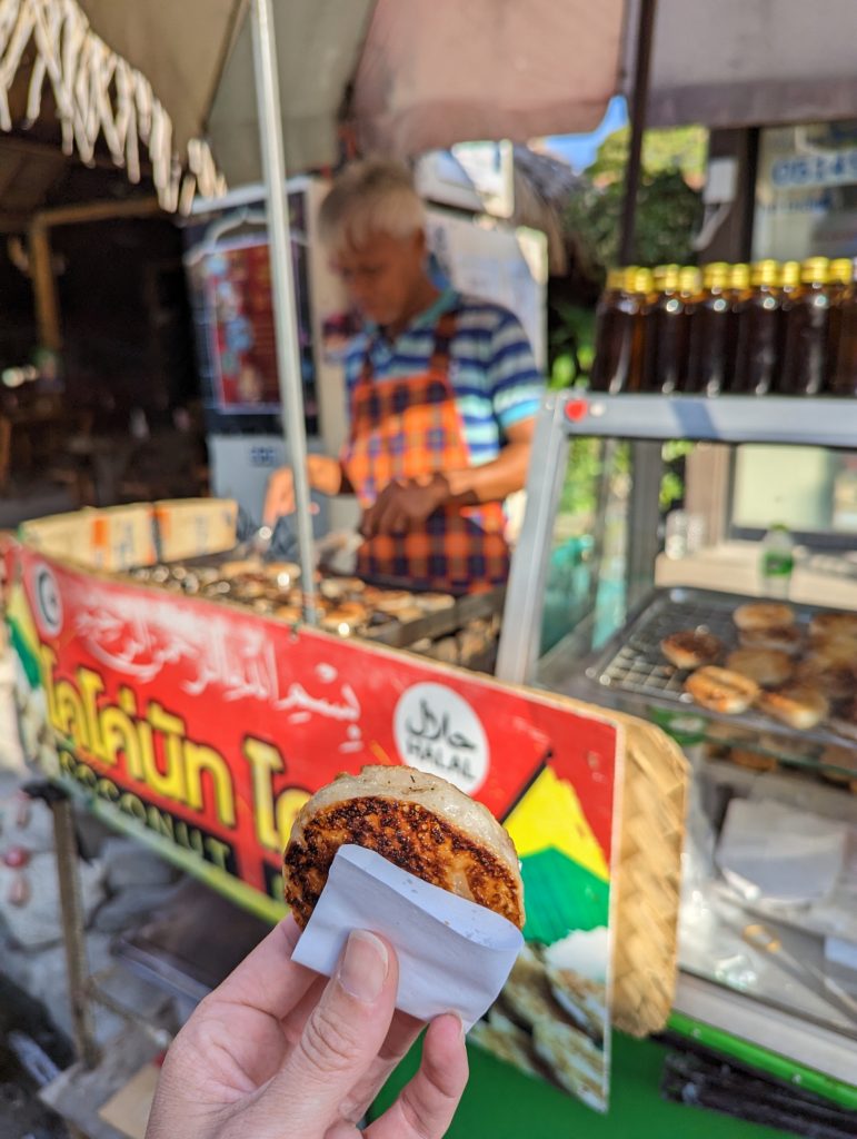 De Coconut Donut van Walking Street op Koh Lipe