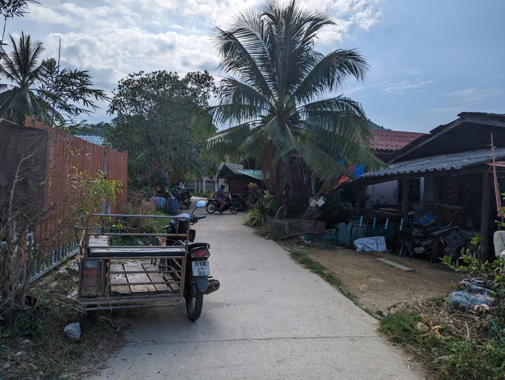 Door het lokale dorp op Koh Mook wandelen - Thailand
