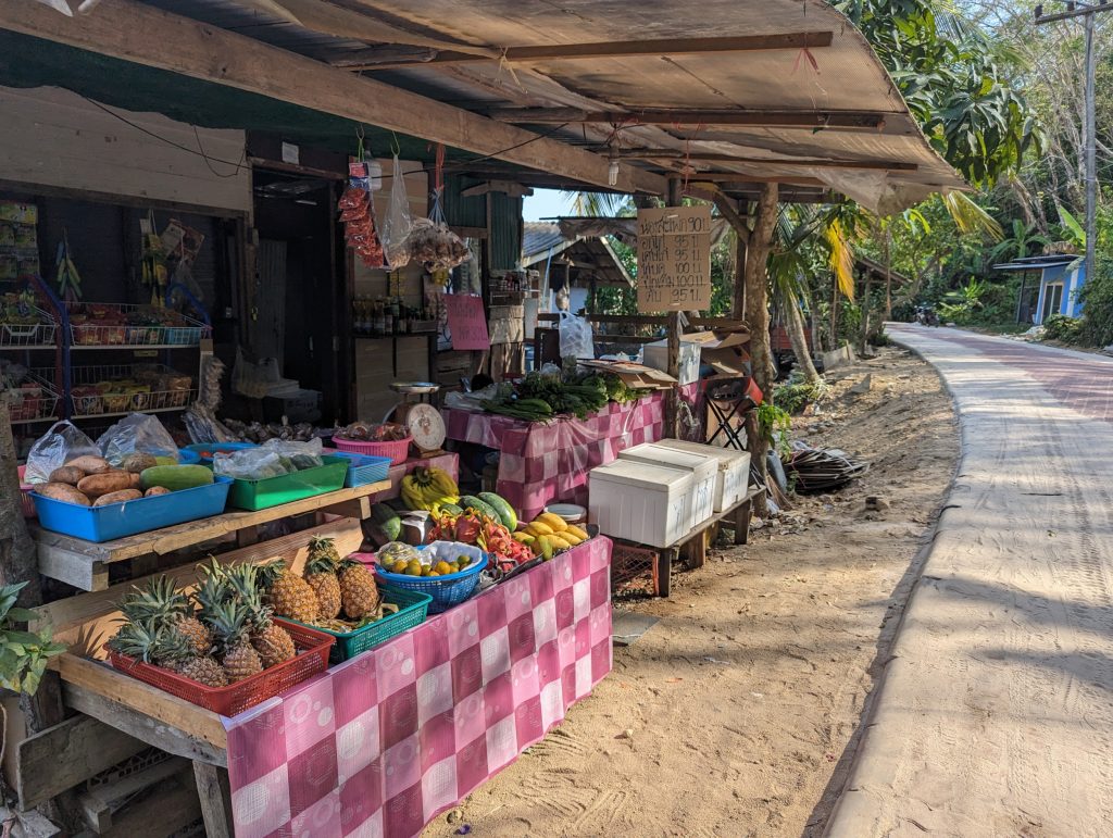 Wandelen op Koh Mook, Thailand