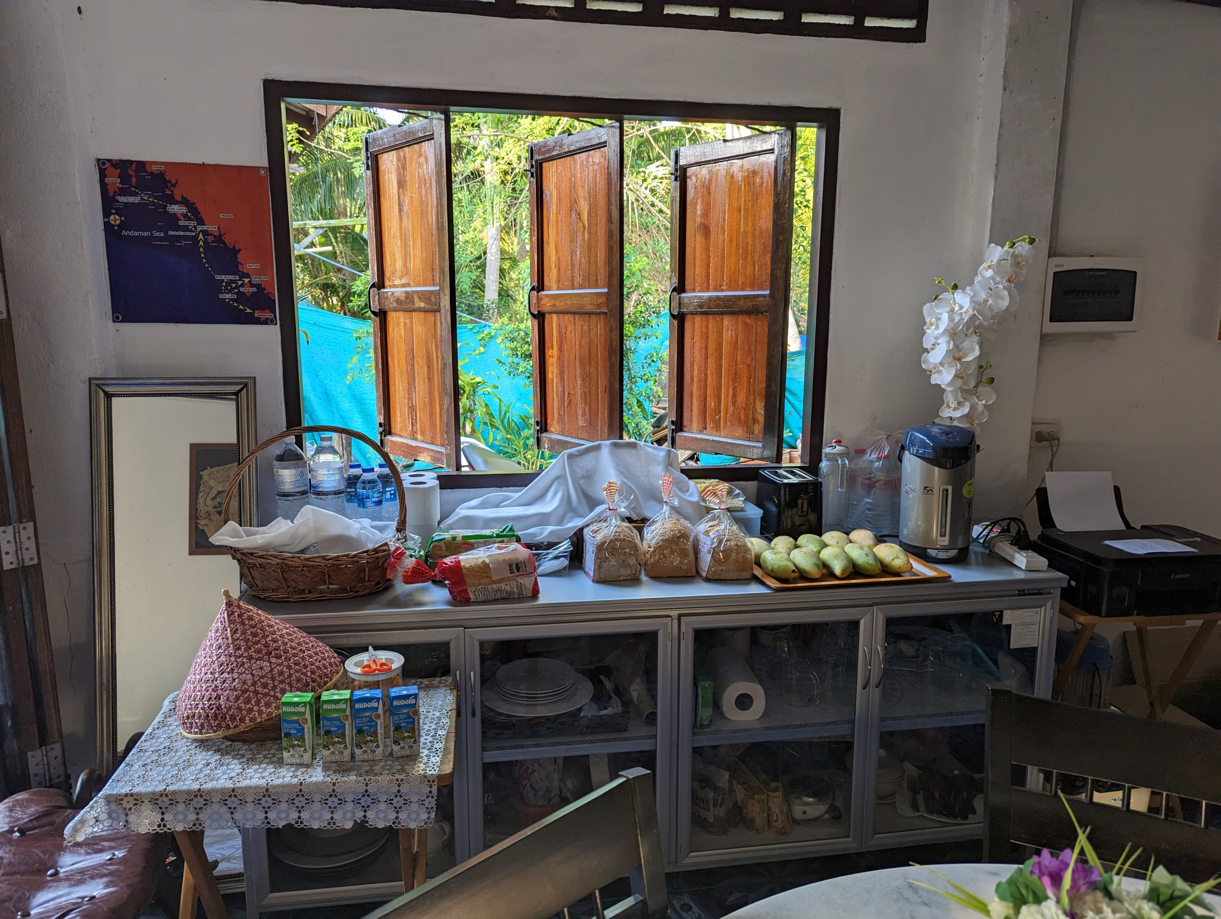 Ontbijt bij Seaside Home op Koh Mook, Thailand