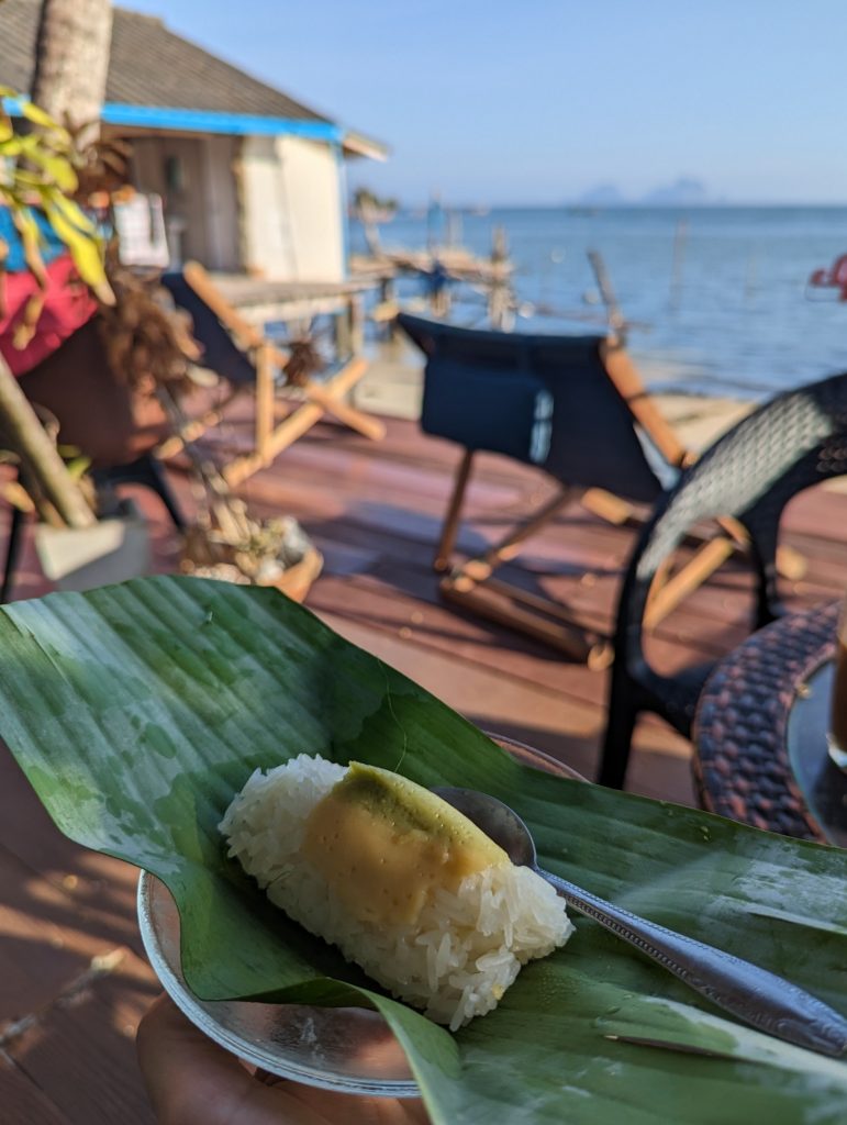 Ontbijt bij Seaside Home op Koh Mook, Thailand