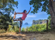 Yogapose bij jungle viewpoint op Koh Mook