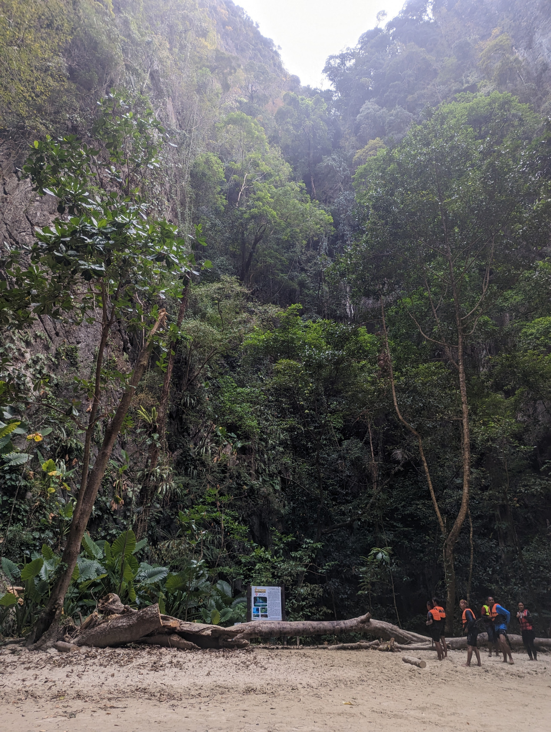Binnen in de Emerald Cave, Secret Lagoon, Koh Mook, Thailand