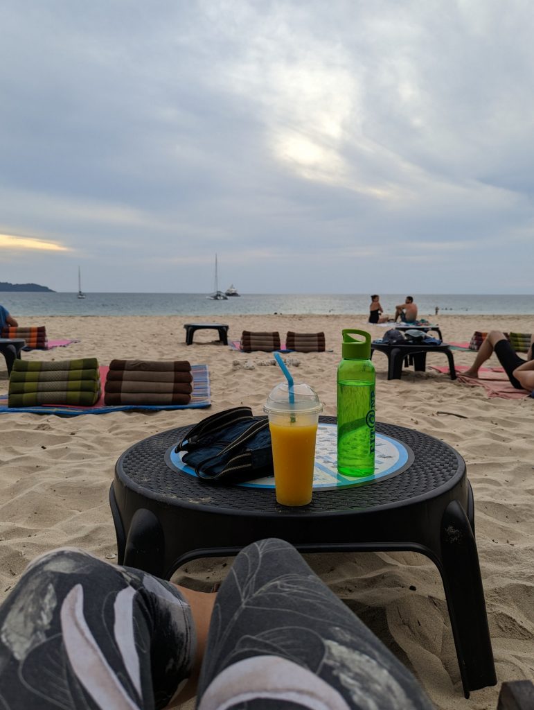 Wachten op de zonsondergang op Charlie Beach - Koh Mook, Thailand