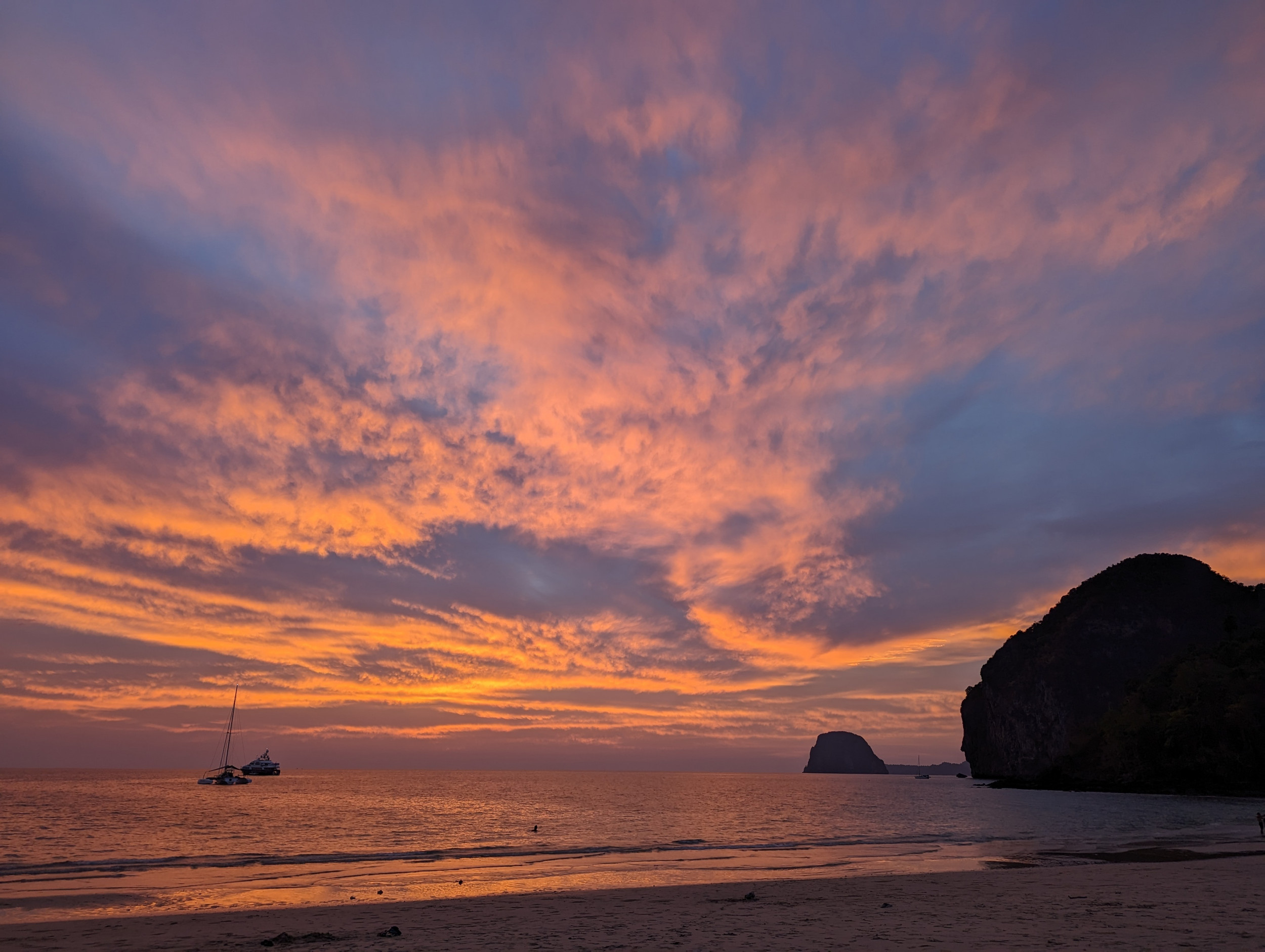 De mooiste zonsondergang op Charlie Beach - Koh Mook, Thailand