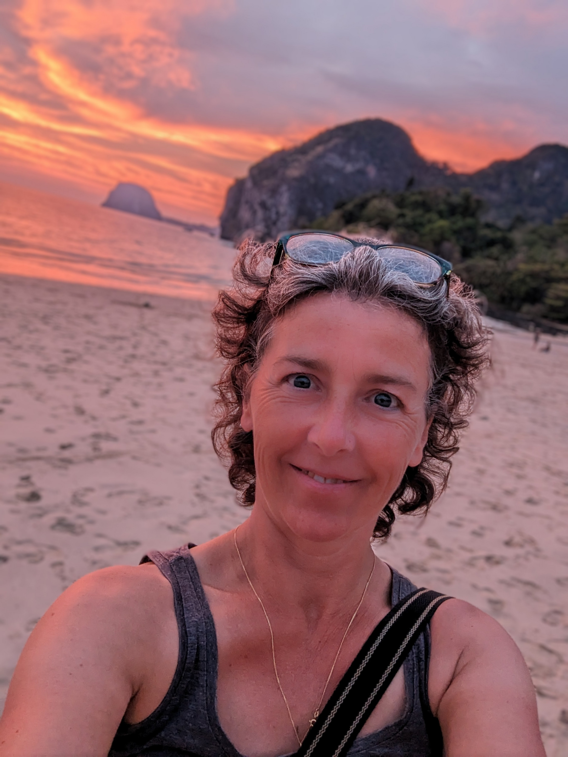 De mooiste zonsondergang op Charlie Beach - Koh Mook, Thailand