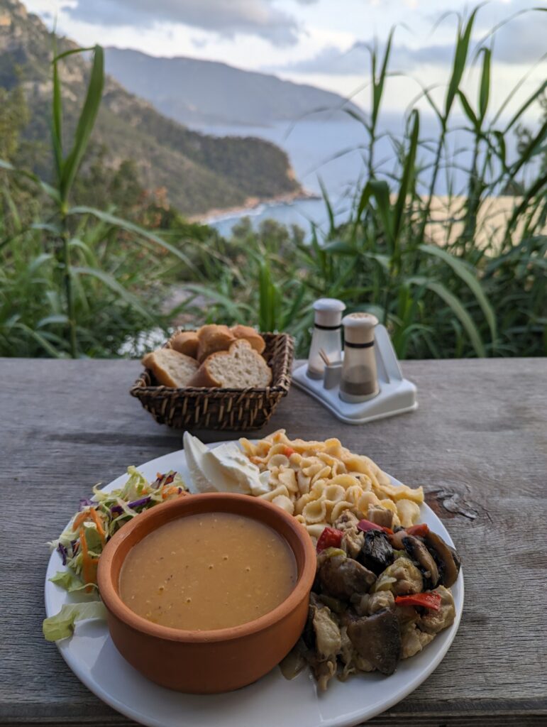 Het uitzicht tijdens het avondeten bij Shiva Camp in Kabak - Lycian Way