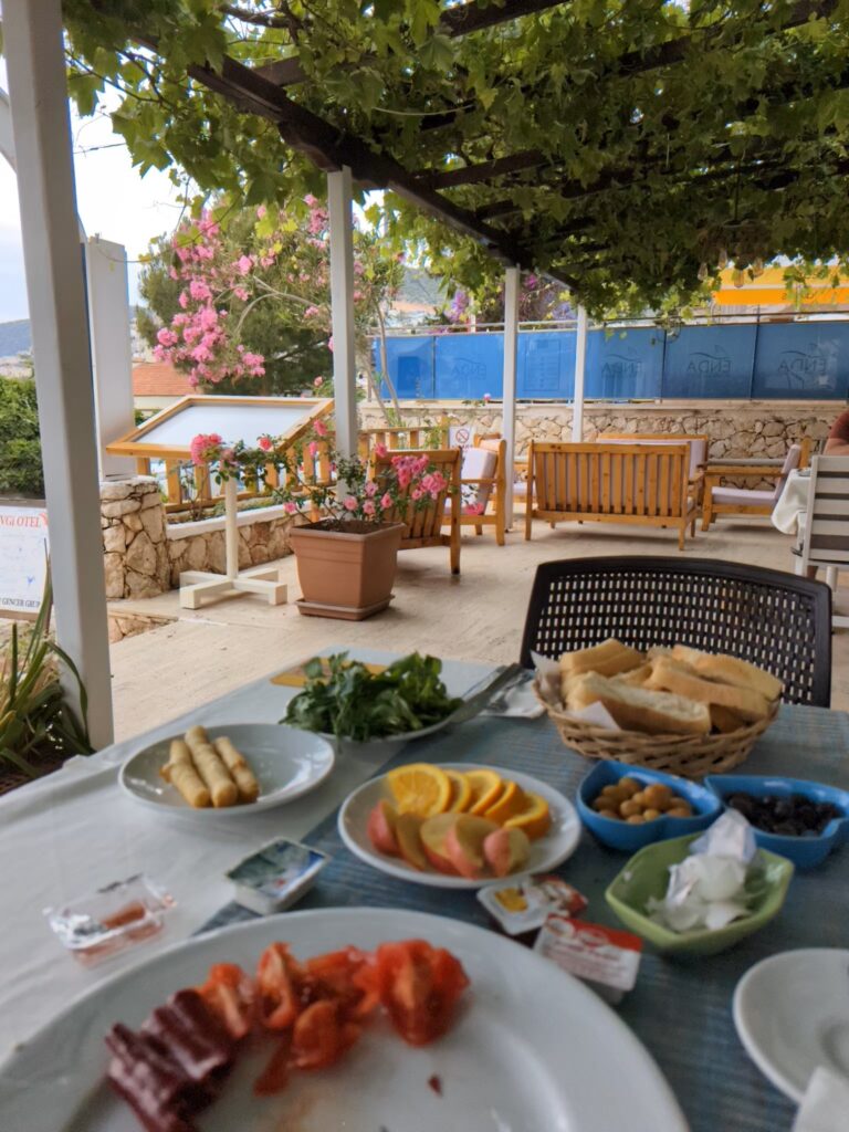 Ontbijt in Kalkan - Lycian Way in Turkije