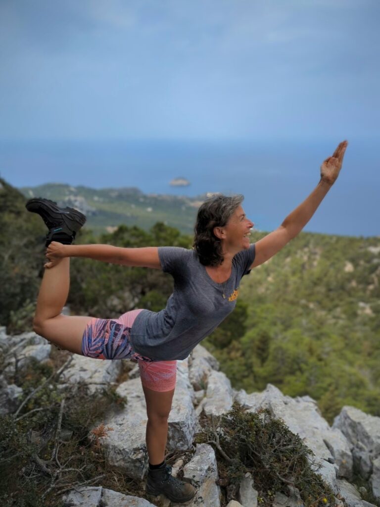 Yogapose op de berg Akramitis - Rhodos - Griekenland
