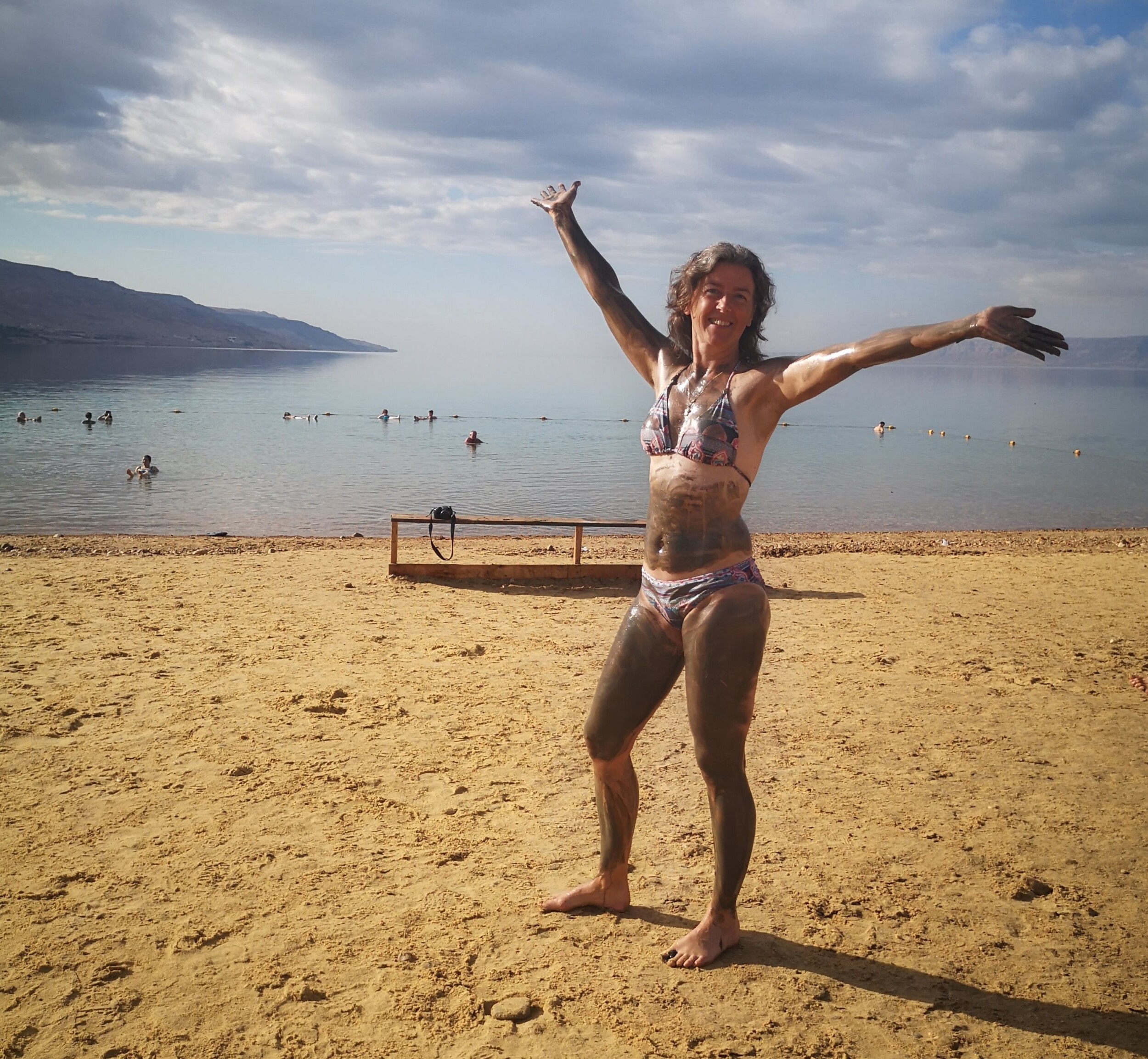 Als je naar de Dode Zee gaat moet je gaan drijven en natuurlijk je insmeren