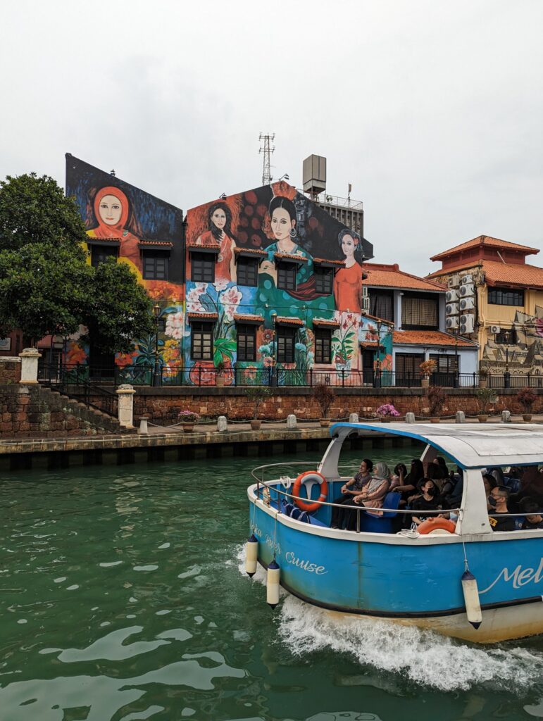 Wat te doen in Melaka - Met de boot de rivier Malacca over in Melaka - Maleisië
