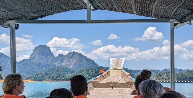 Blij van dit aanzicht - Cheow Lan Lake - 2 dgn trip Khao Sok National Park