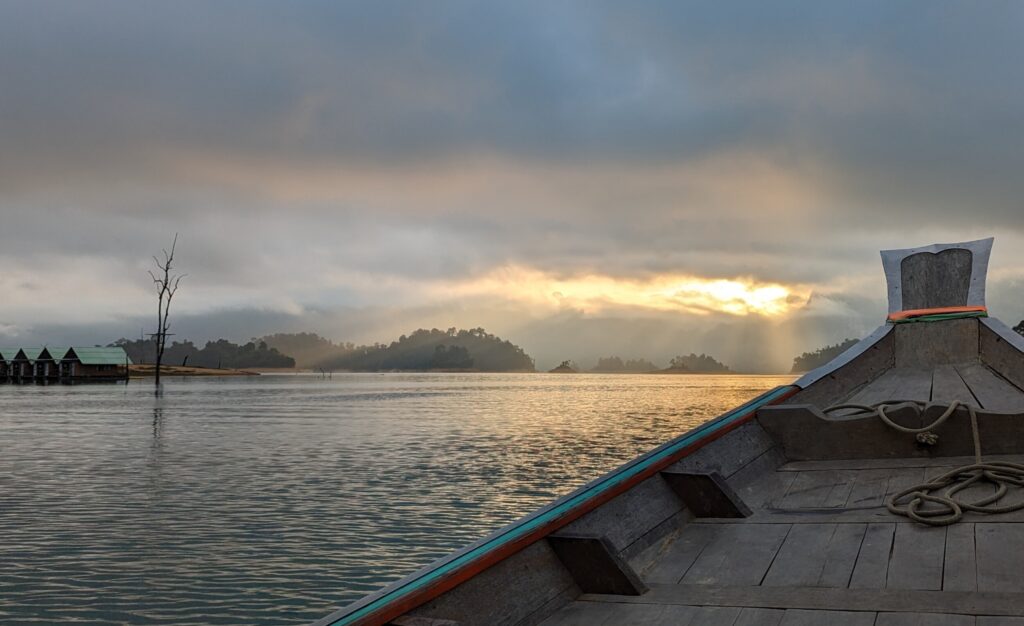 Een bewolkte zonsopgang over Cheow Lan Lake - Khao Sok NP - Thailand