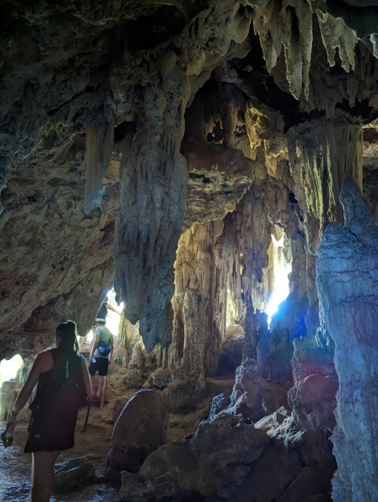 In de grot heb je natuurlijk stalagmieten en stalagtieten - Pra Kay Petch Cave