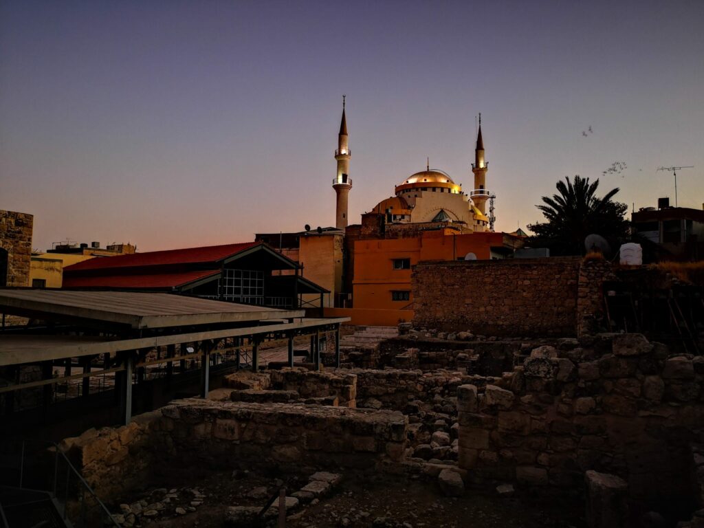 Archeologische grond in Madaba en de Moskee op de achtergrond - Rondreis Jordanië