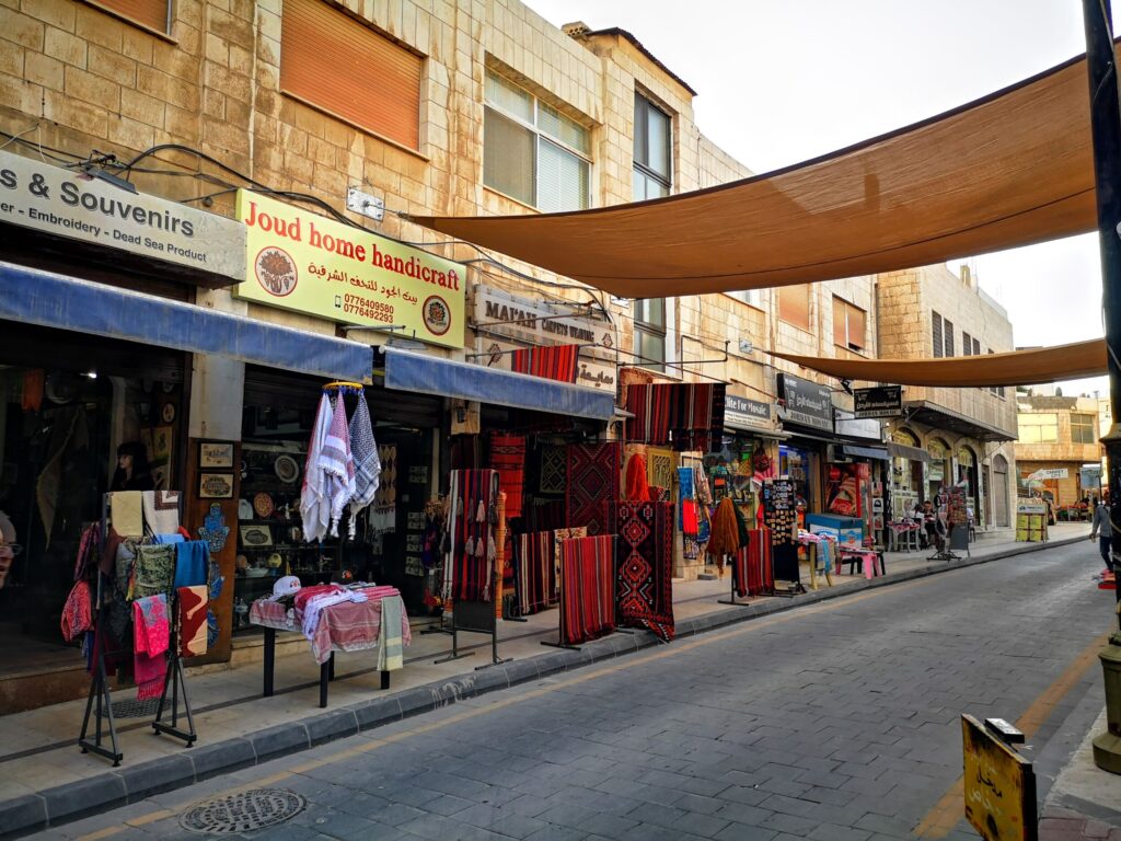 Madaba heeft een levendig centrum met veel winkels en diepe historie op elke hoek van de straat - Jordanië