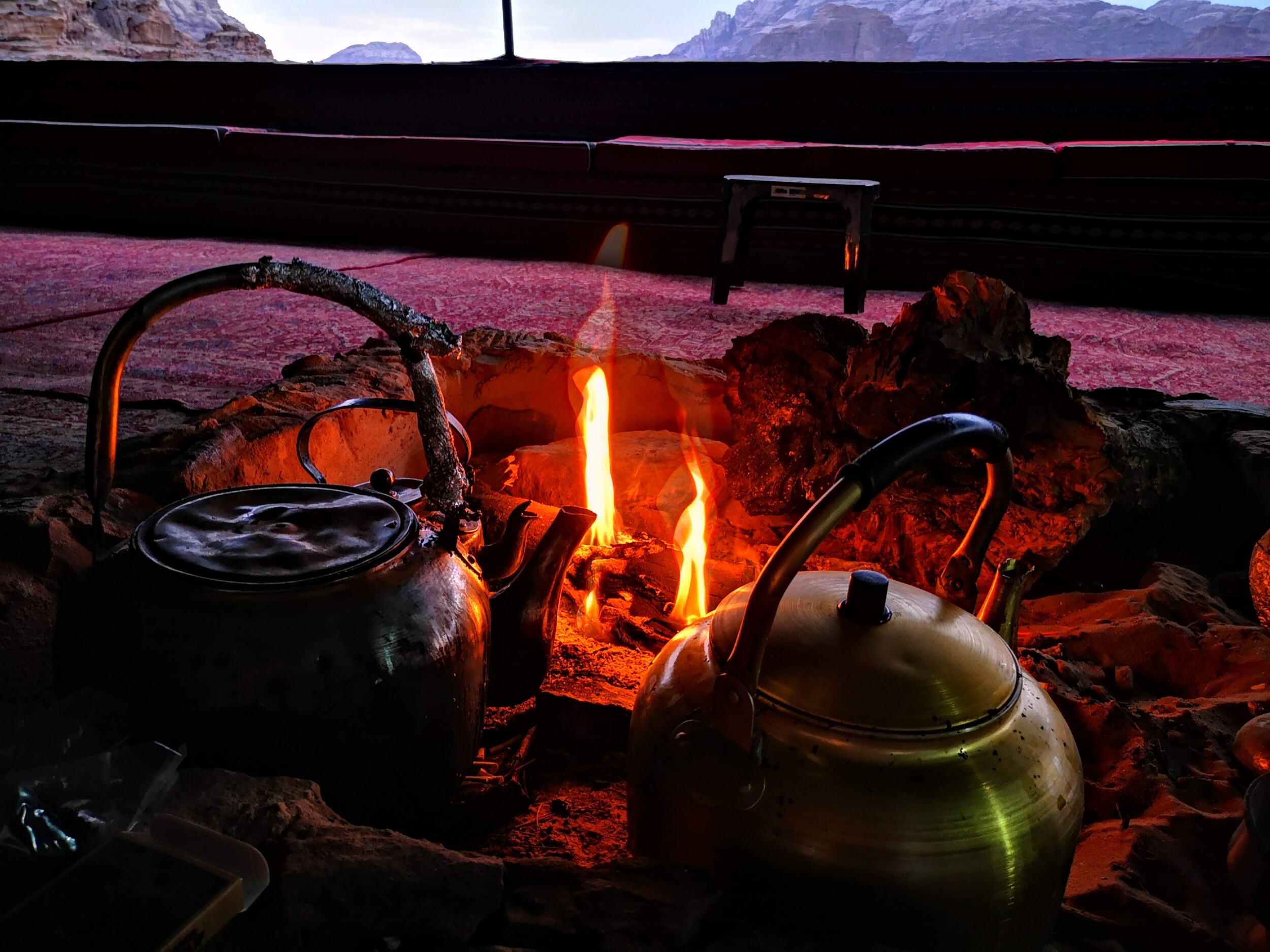 Thee drinken bij de bedouien in de tent in de Wadi Rum