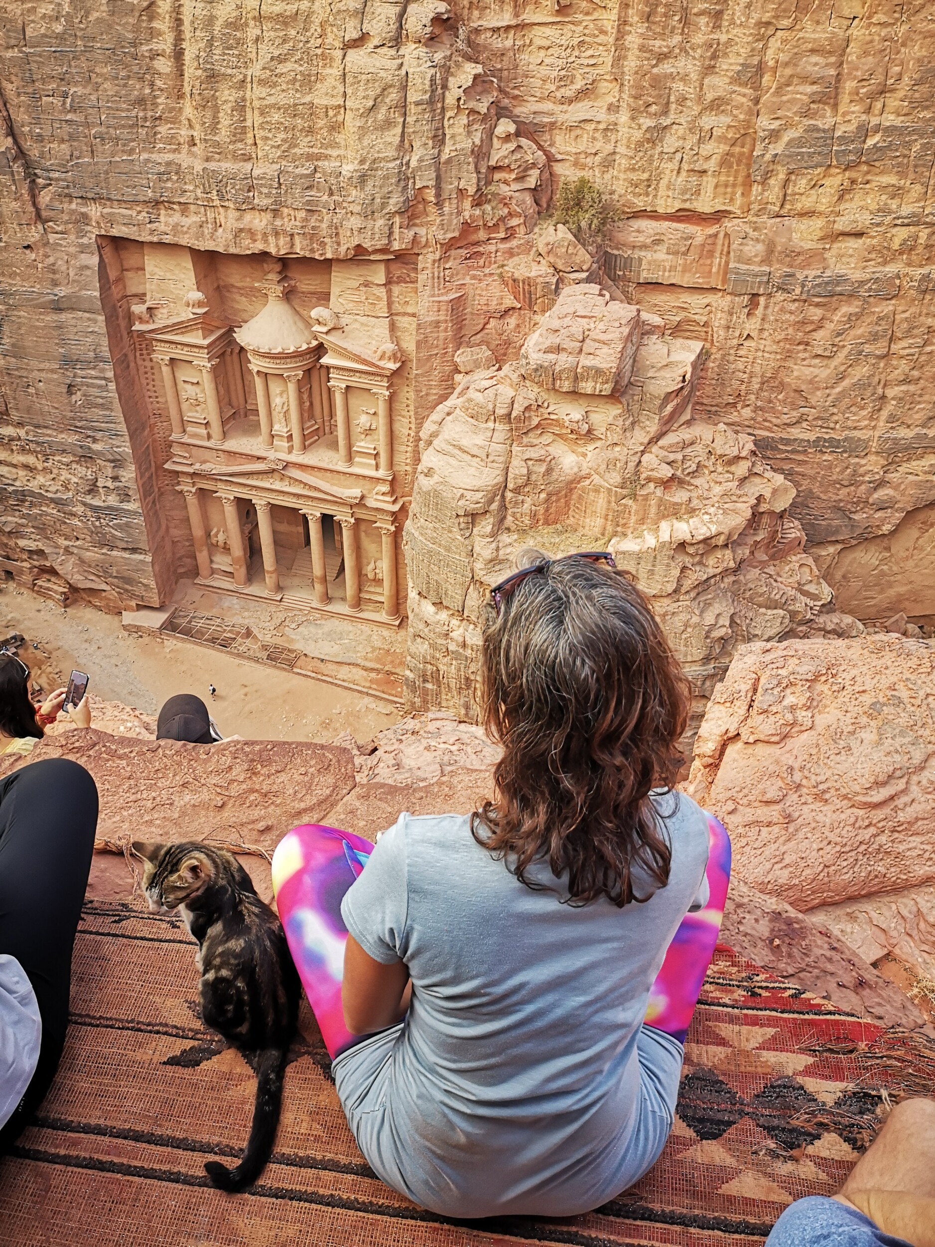 Wachten op de zonsopgang - met vele anderen in Petra - Jordanië