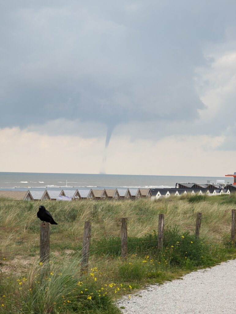 Natuurverschijnsel waterhoos langs de kust - Katwijk aan Zee Kustpad