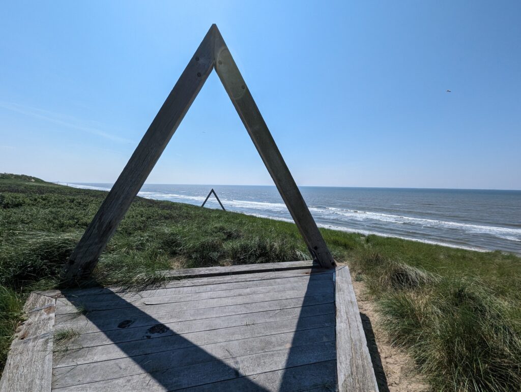 kunstwerk langs de route in het natuurgebied Zandvoort Kustpad