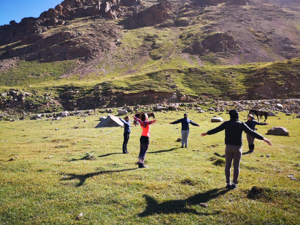 Een korte yogales in de zomerweides van Kirgizie - Tips om mindful te leven