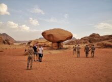 Veilig op Reis - In de Wadi Rum met een groep militairen die net van een oefening terug kwamen