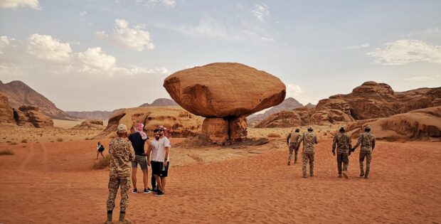 Veilig op Reis - In de Wadi Rum met een groep militairen die net van een oefening terug kwamen