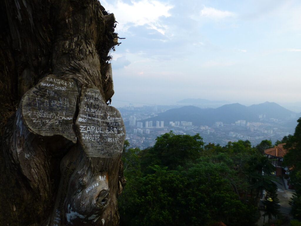 Een mistig uitzicht over de Penang vanaf Penang Hill - Wat te doen in Penang, Maleisië
