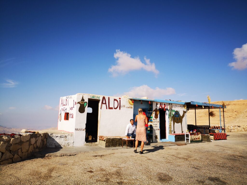 Veilig reizen en alcohol gebruik - Ik word blijer van een kopje thee op dit plekje in Jordanië