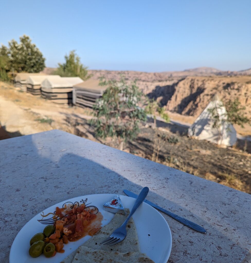 Ontbijt bij Al Nawatef Camp met prachtig zicht over de omgeving - Dana