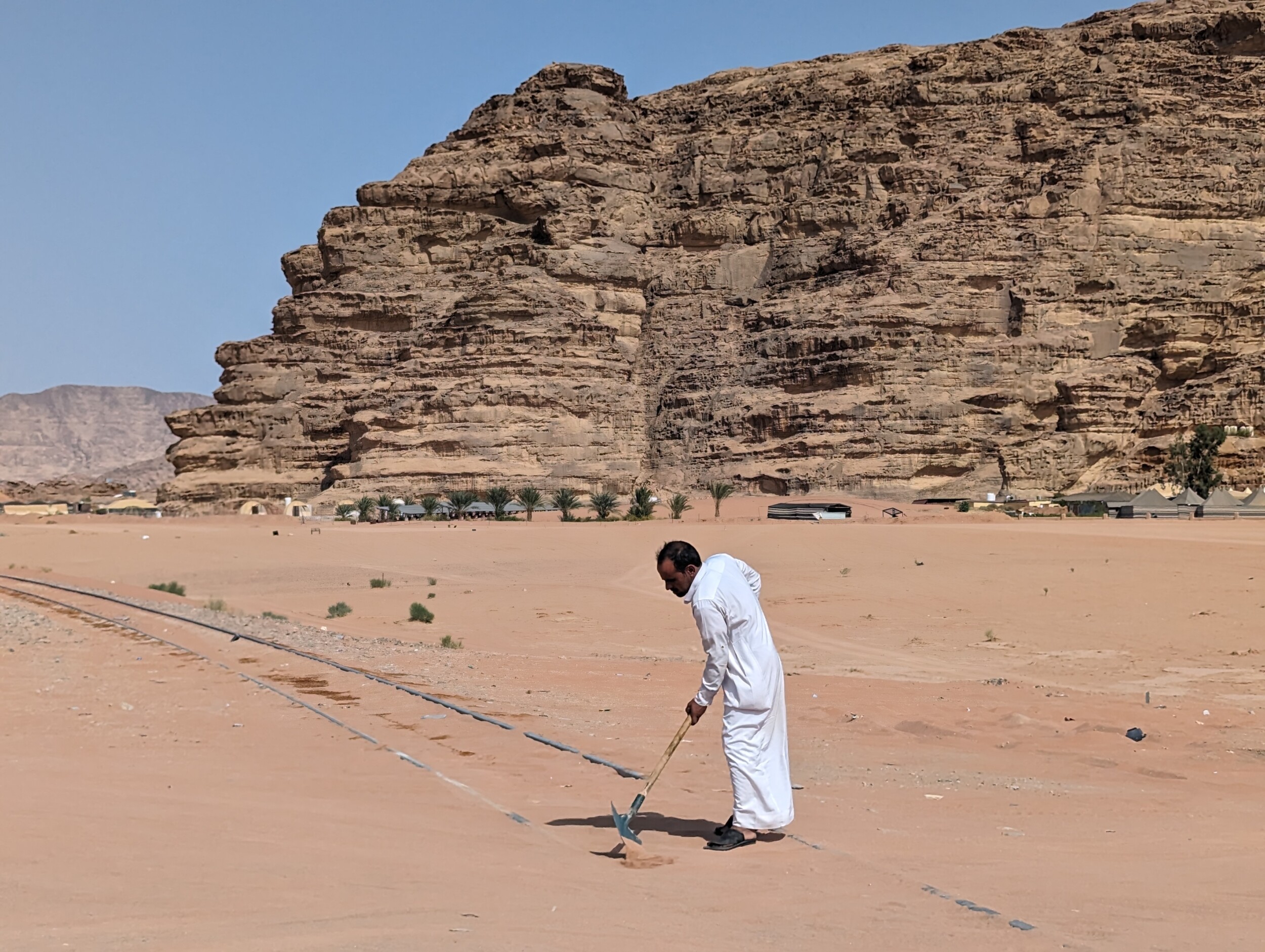 Het spoor schoonmaken voor de treinreis van 1916 door de wadi rum