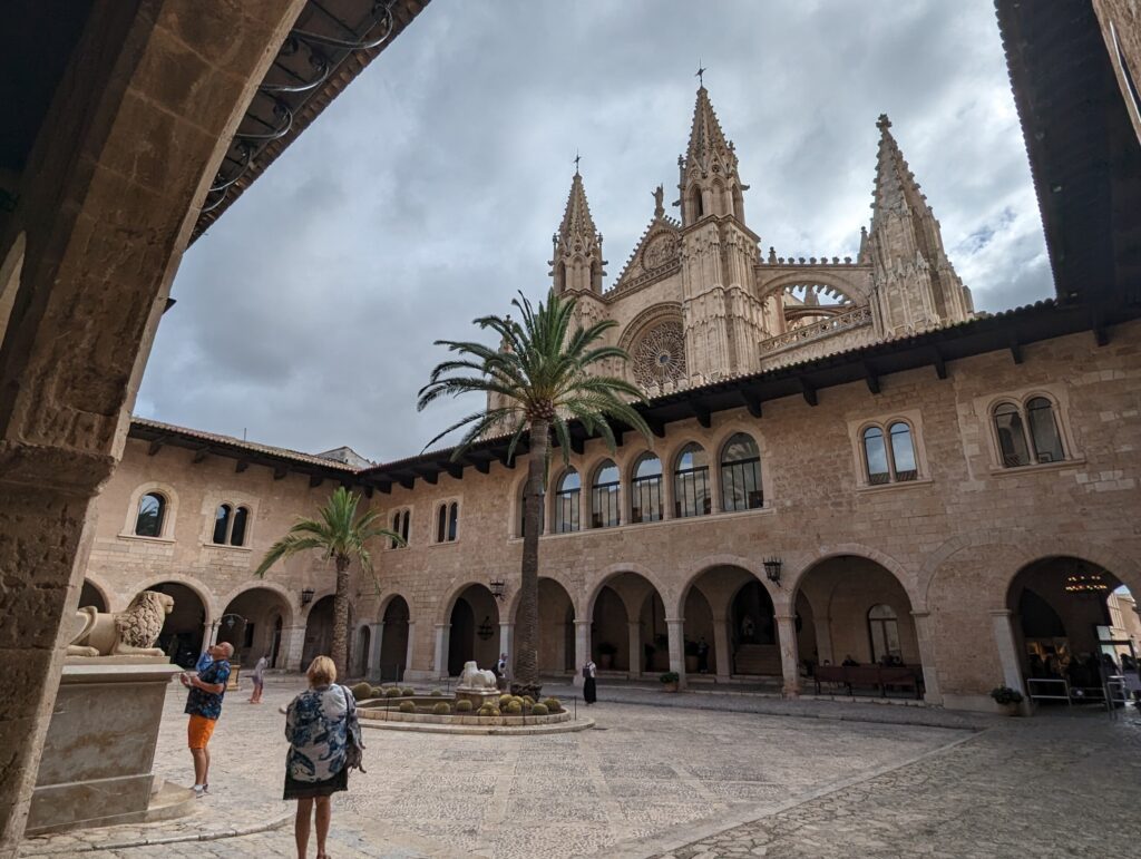Zicht vanuit het paleis op de kathedraal van Palma - Mallorca