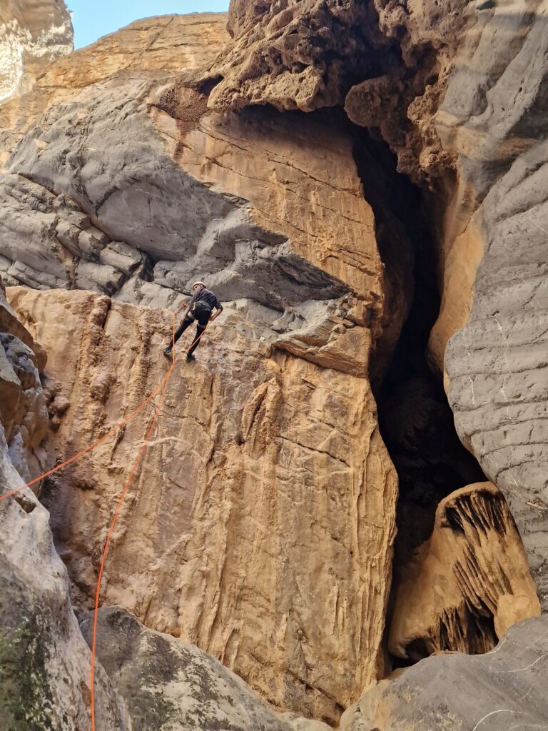 Abseilen in de Snake Canyon - Oman - Zoek je het Ultieme Avontuur in Oman? Ga Canyoning in Snake Canyon - Al Hamra, Oman