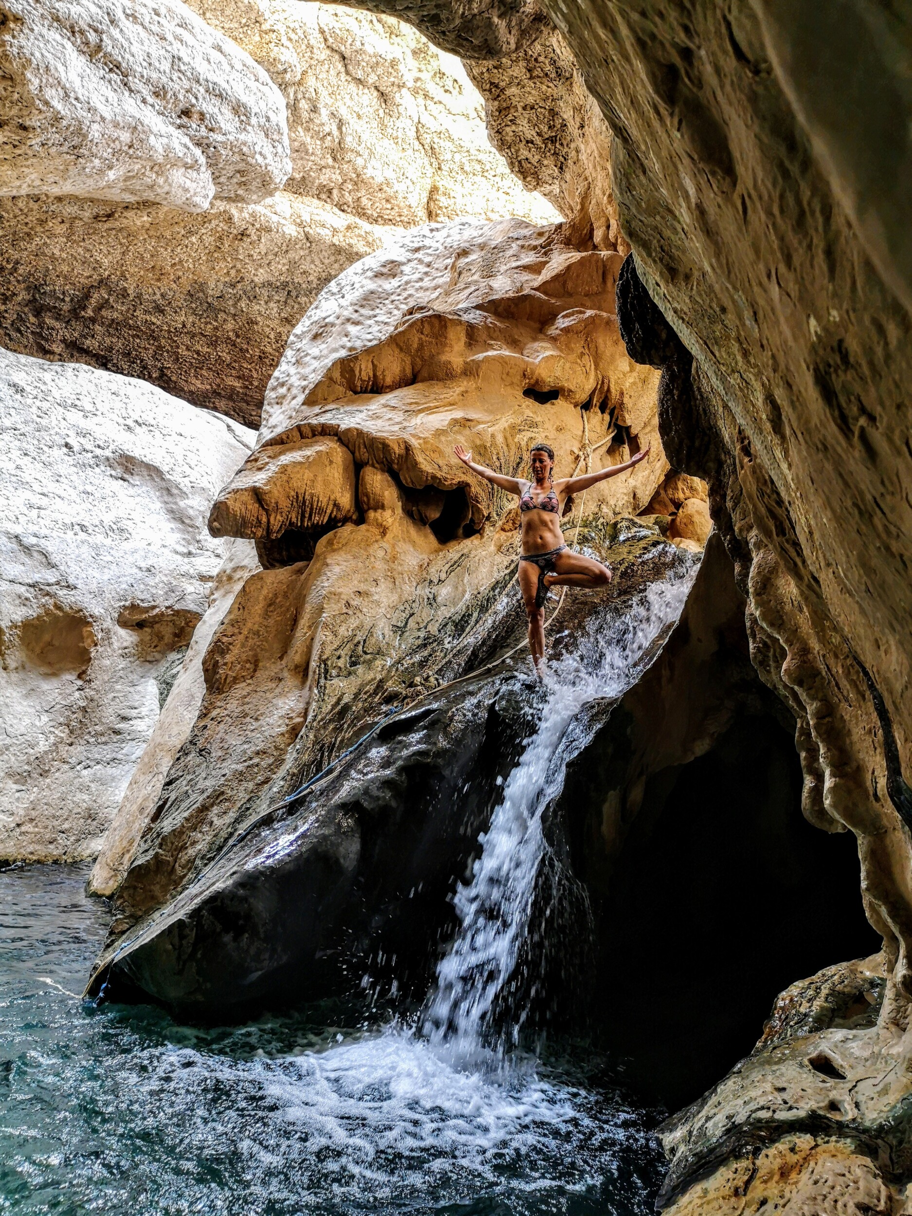 Yoga pose in de Wadi Shab - Sur, Oman Yoga pose in de Wadi Shab, Oman