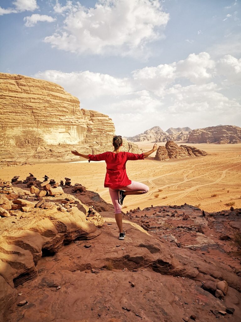 Jacomijn doet een Yoga pose in de woestijn van Jordanie