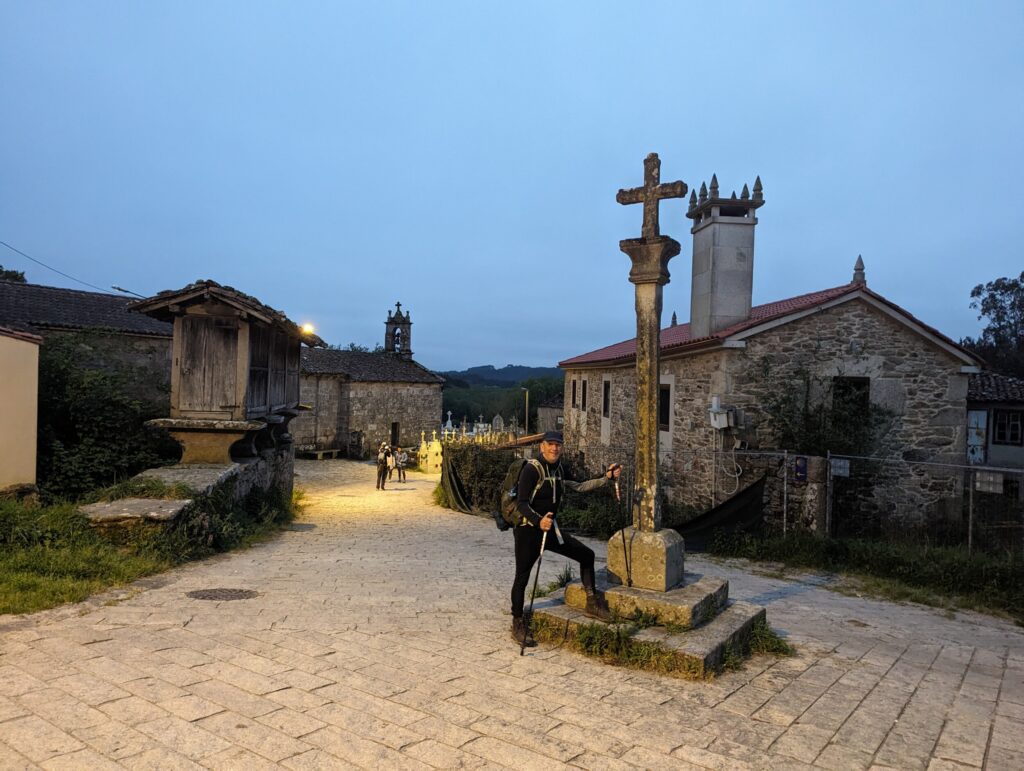 Door kleine dorpjes lopen op de Camino Frances - Spanje